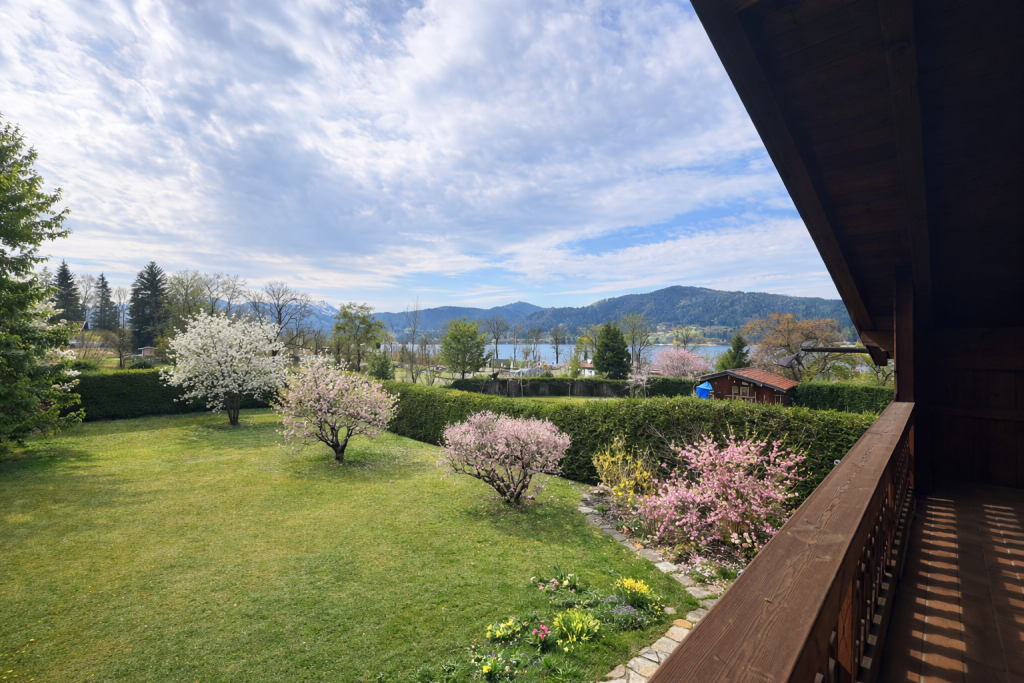 Seeblick in zweiter Reihe zur Straße